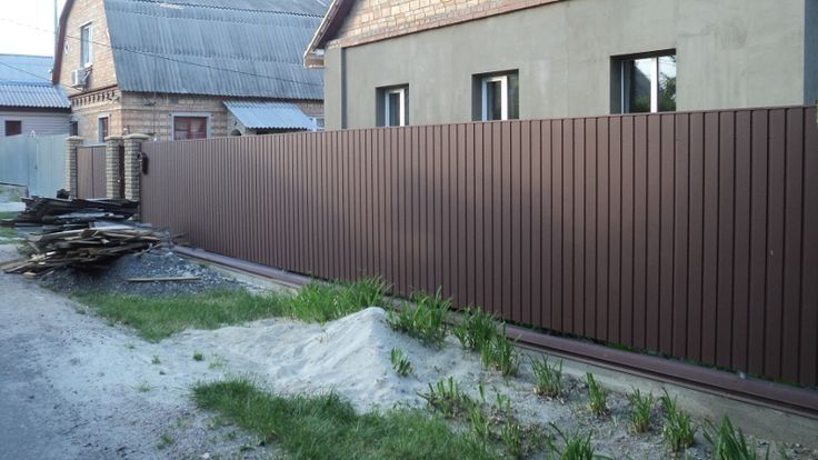 Construim la comanda dvs. garduri si porti din:
- panouri stil jaluzea