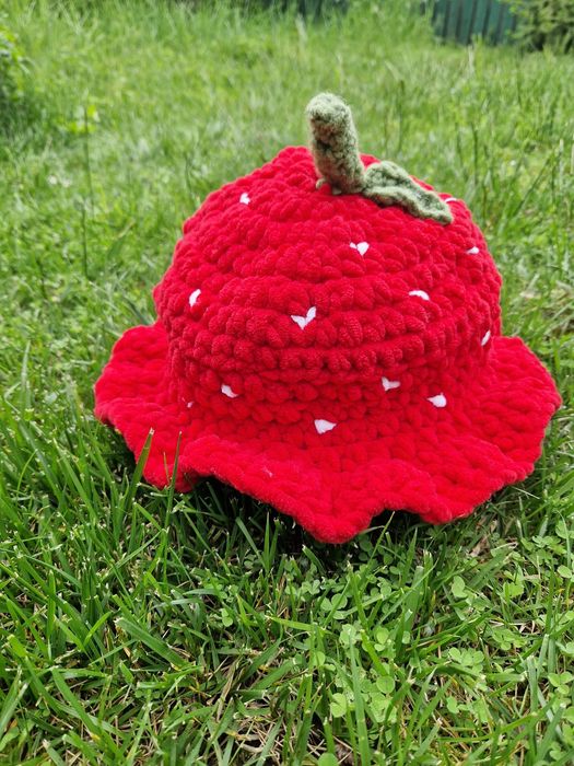 Pălărie căpșună croșetată