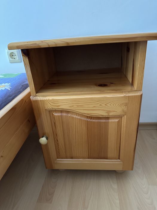 Продавам 3 броя единични легла с матраците, плюс  нощно шкафче и малк