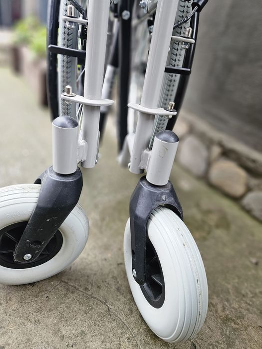 Scaun cu rotile nefolosit