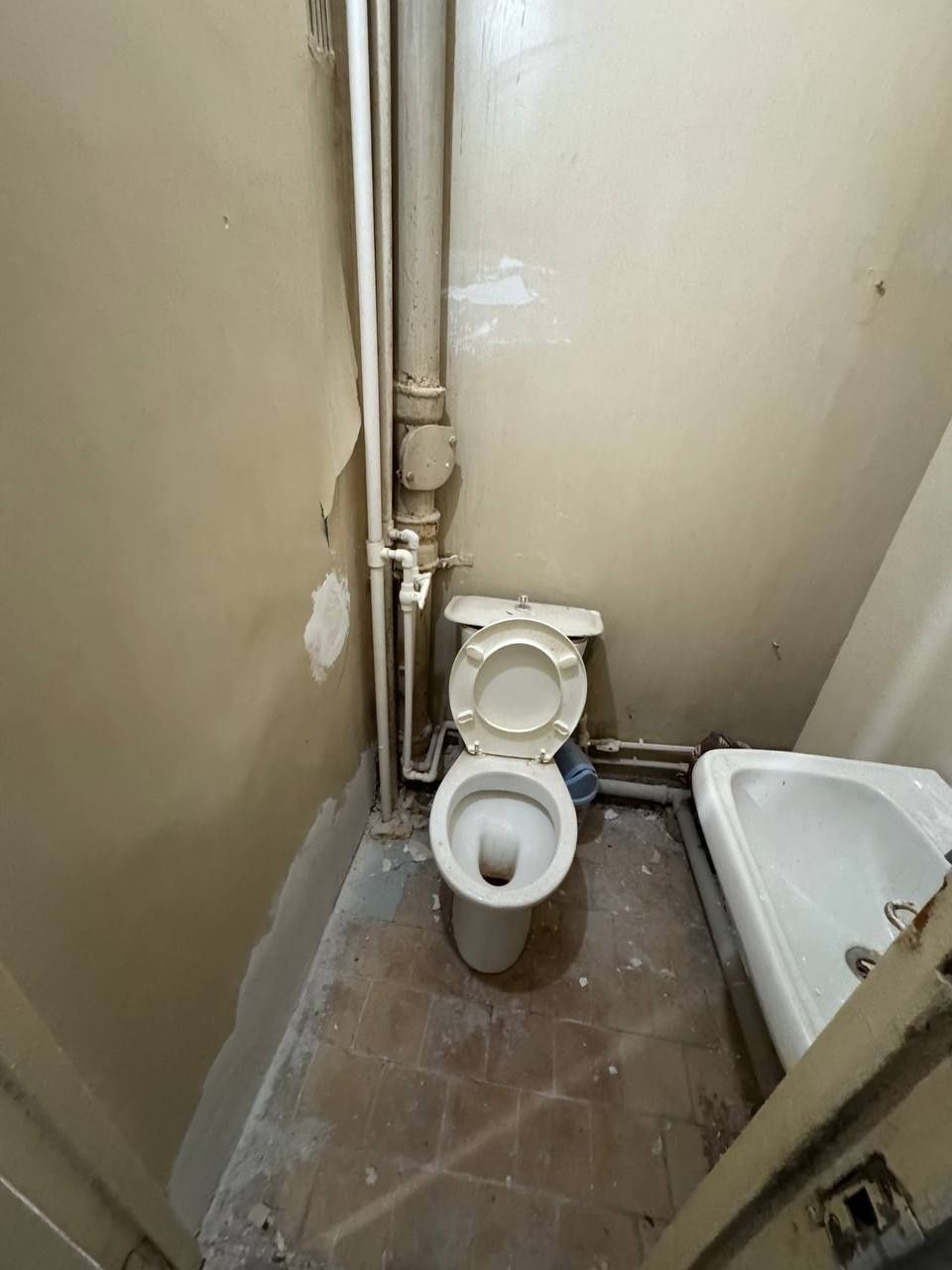 Продаётся в М.Улугбекском р-не Карасу-4 3_1_9 БАЛКОН 1Х8 75м2