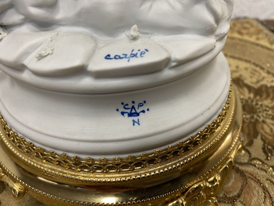 Италианска фигура от бисквитен порцелан