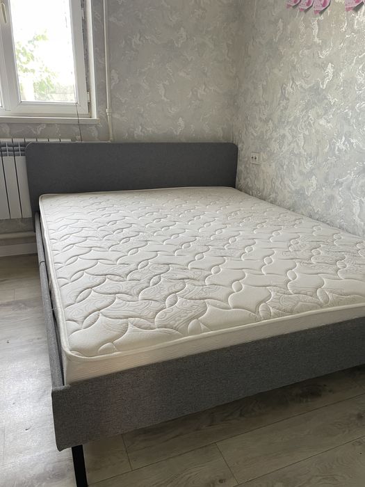 Кровать двуспальная с матрасом