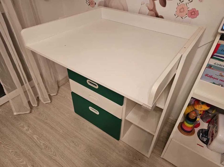 Masa de infasat IKEA Smastad cu sertare si blat reglabil pe inaltime
