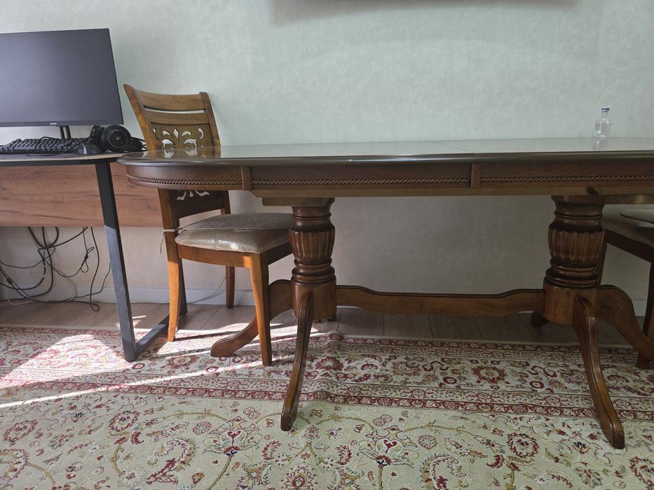 Стол со стульями