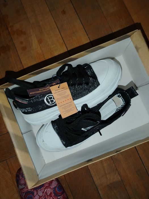 vând adidași originali