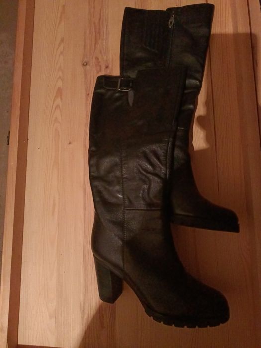 Продам новые кожанные сапоги
