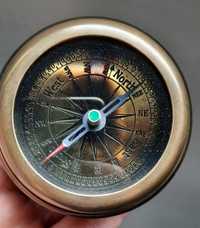 Стар месингов компас