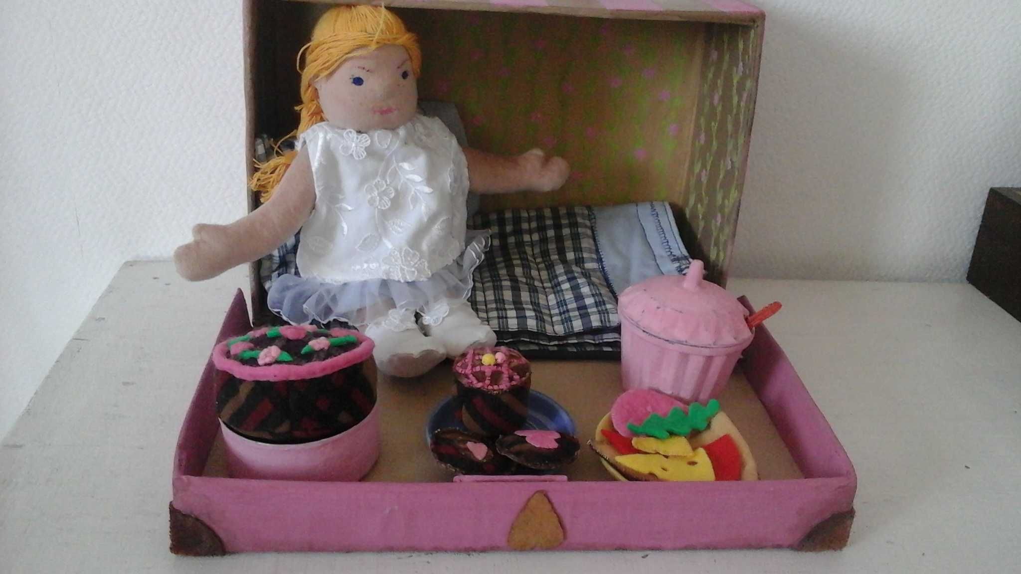 Кукольный домик-чемоданчик с куклой