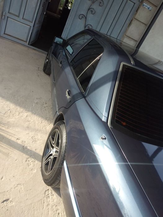 Mercedes w 124 300 E sotiladi