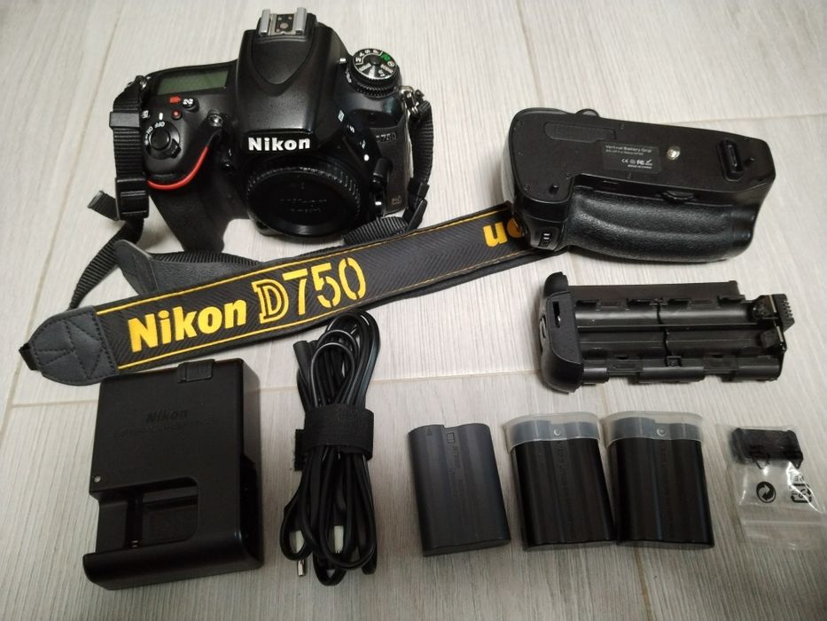 Vând Body Nikon D750 +Grip