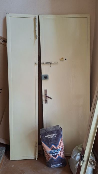 Дверь железная двустворчатая