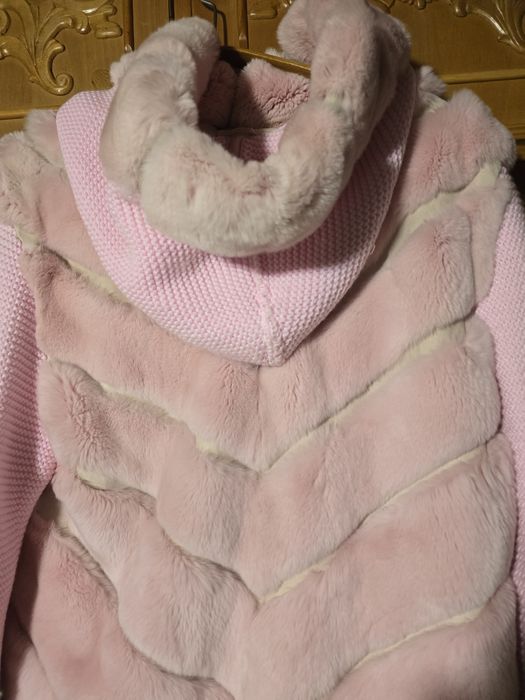 Haină chichila, cu piele și tricot la mâneci și glugă