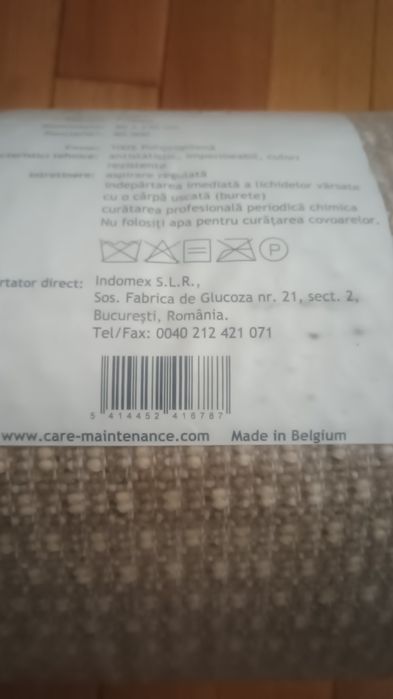 Covor pufos tip traversă.