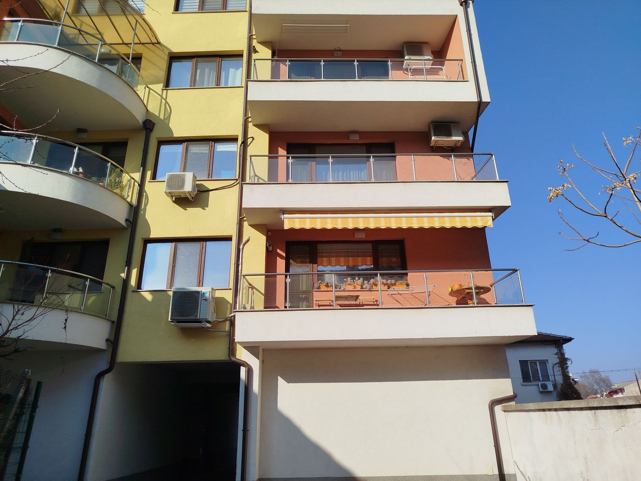 Дава се под наем Тристаен апартамент в Асеновград - 97 кв.м за 357 € - Снимка #13