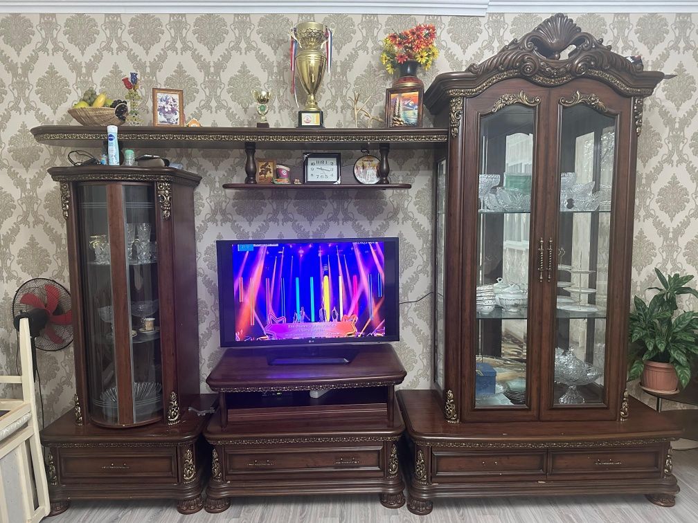 Продом стенка и стол с стульями