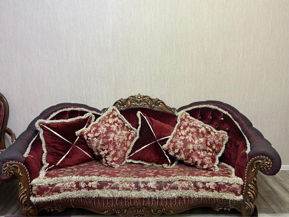 Королевский диван с двумя креслами
