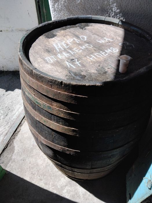 Дъбово буре. 300 л. Използвано за червено вино.