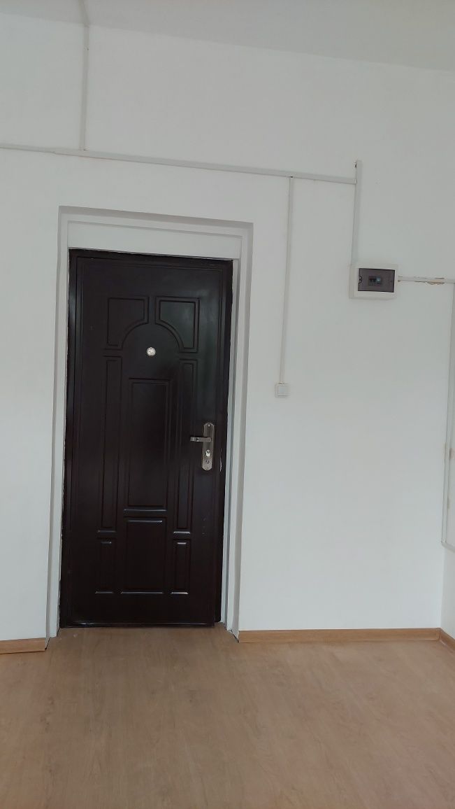 Inchiriez spatii