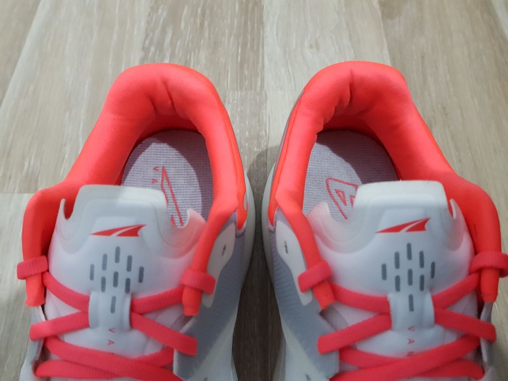 Adidasi Altra mărimea 40,5 nike force boost.