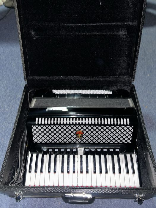 Vând Acordeon Parrot 120 de basi