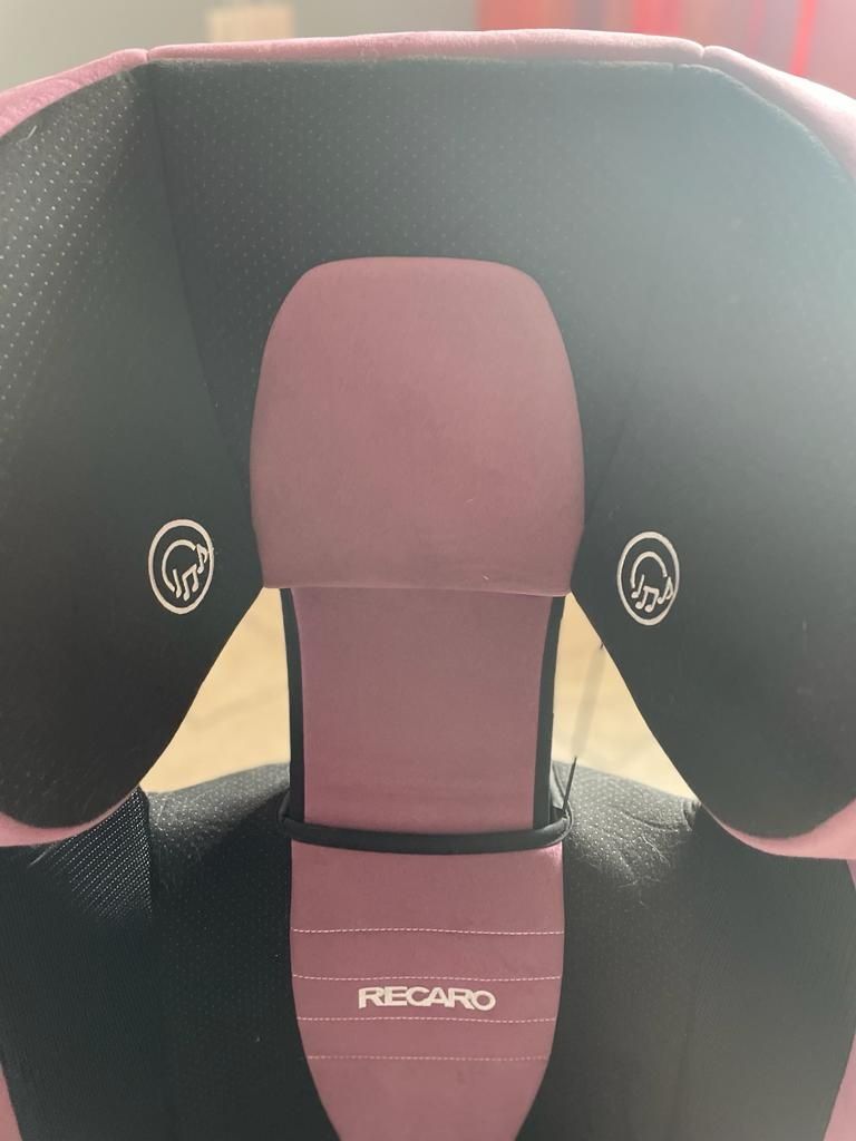 Scaun auto Recaro cu isofix si sistem audio integrat in tetiere