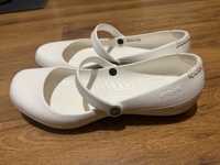 Бели обувки Crocs
