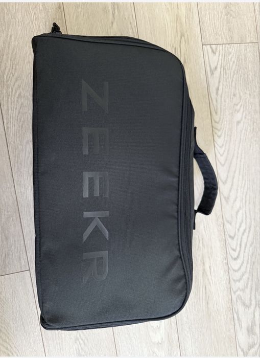 Продам оригинальную зарядку 3 квт от Zeekr 001