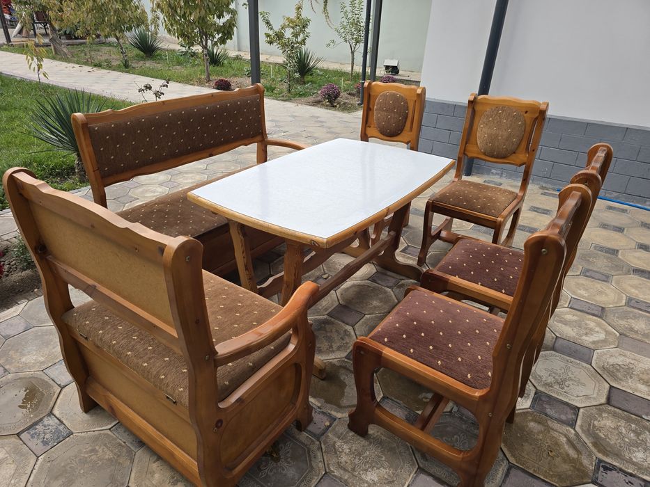 Продаётся кухонный уголок в хорошем состояние, очень прочная из дерева