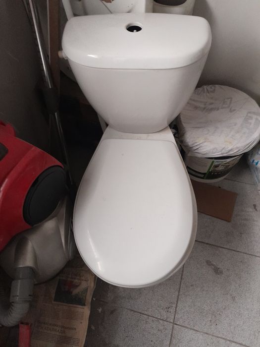 Продам унитаз хорошем состаяние находитьца.раион оптовки