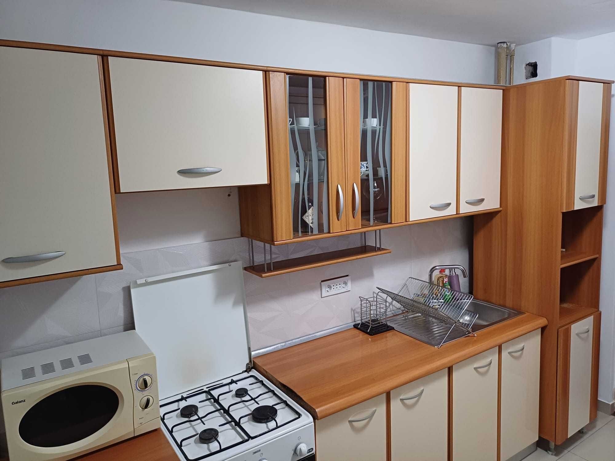 Proprietar , inchiriez apartament 3 camere ,zona liceul sportiv .
