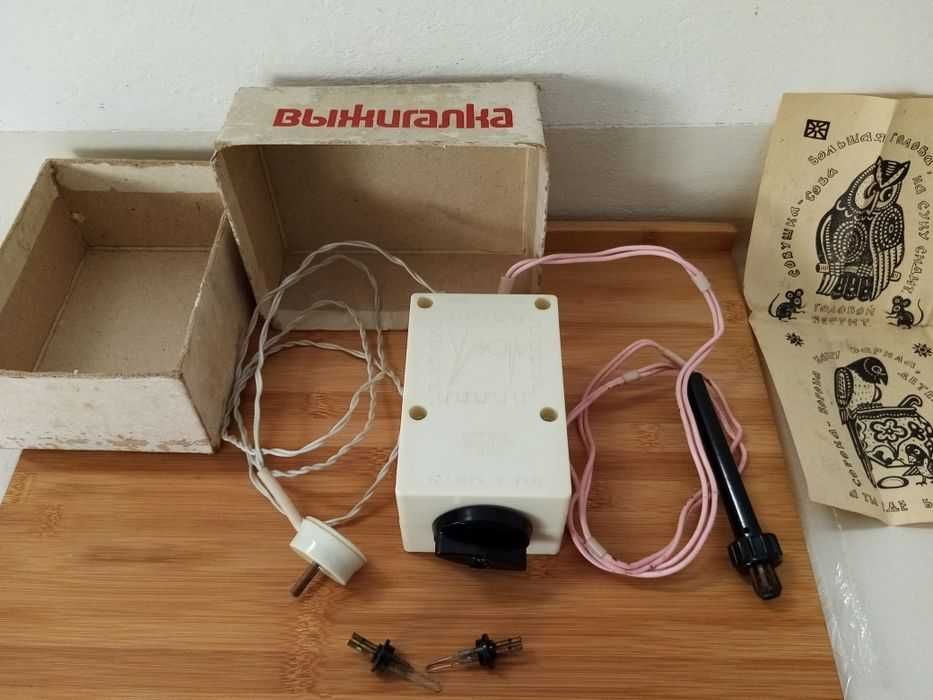 Aparat de gravura pe lemn. Inscriptii: numar casa, SALE, RENT, LEASE.