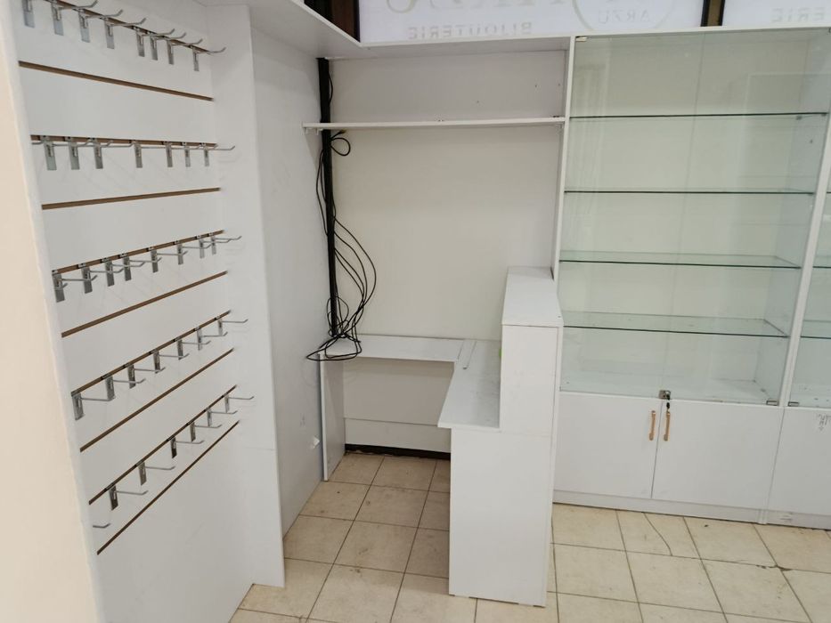 Продаются Шкафы стеллажи для магазина
