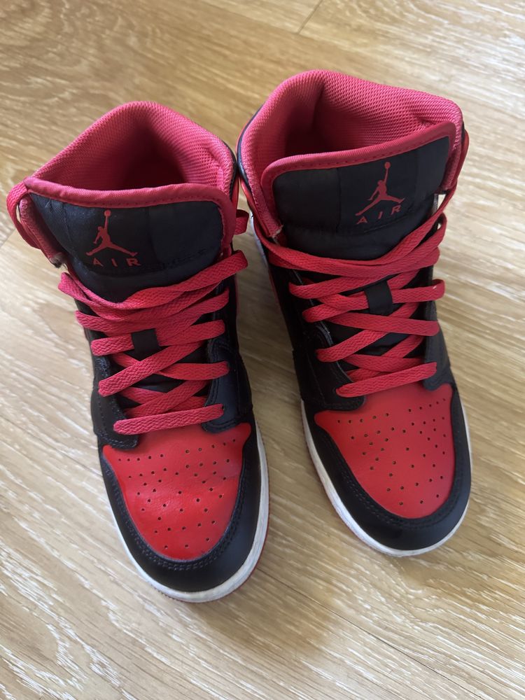 Vand ghete fotbal si Nike Jordan