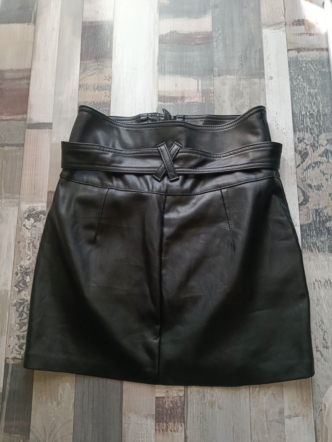 Bershka кожена пола с колан