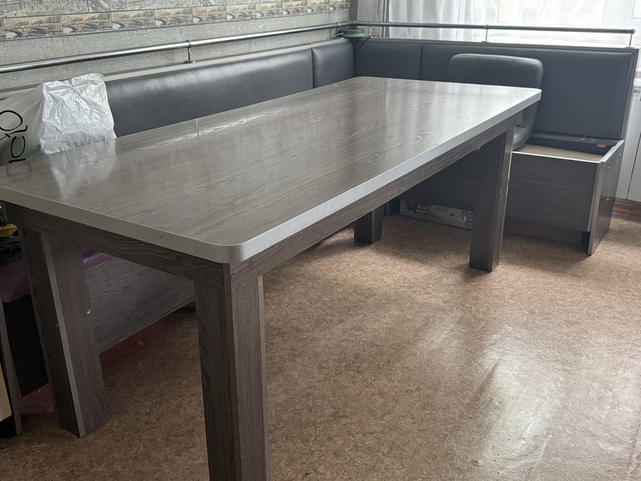 Продам кухонный стол