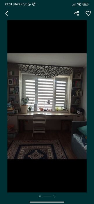 Детская рабочая зона у окна для двоих детей.