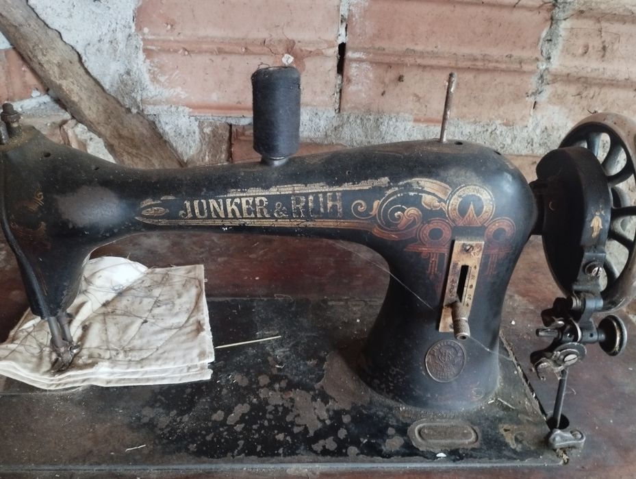 Шевна машина стара работеща в добро състояние.Junker i Ruh