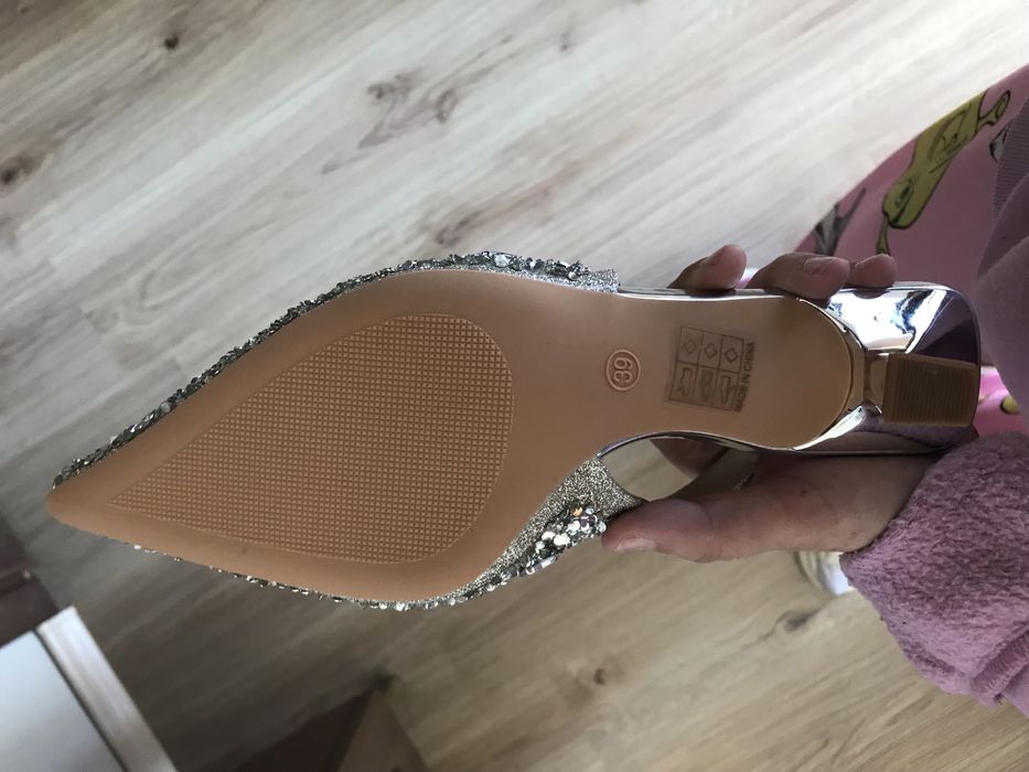 Обувки на ток с камъни