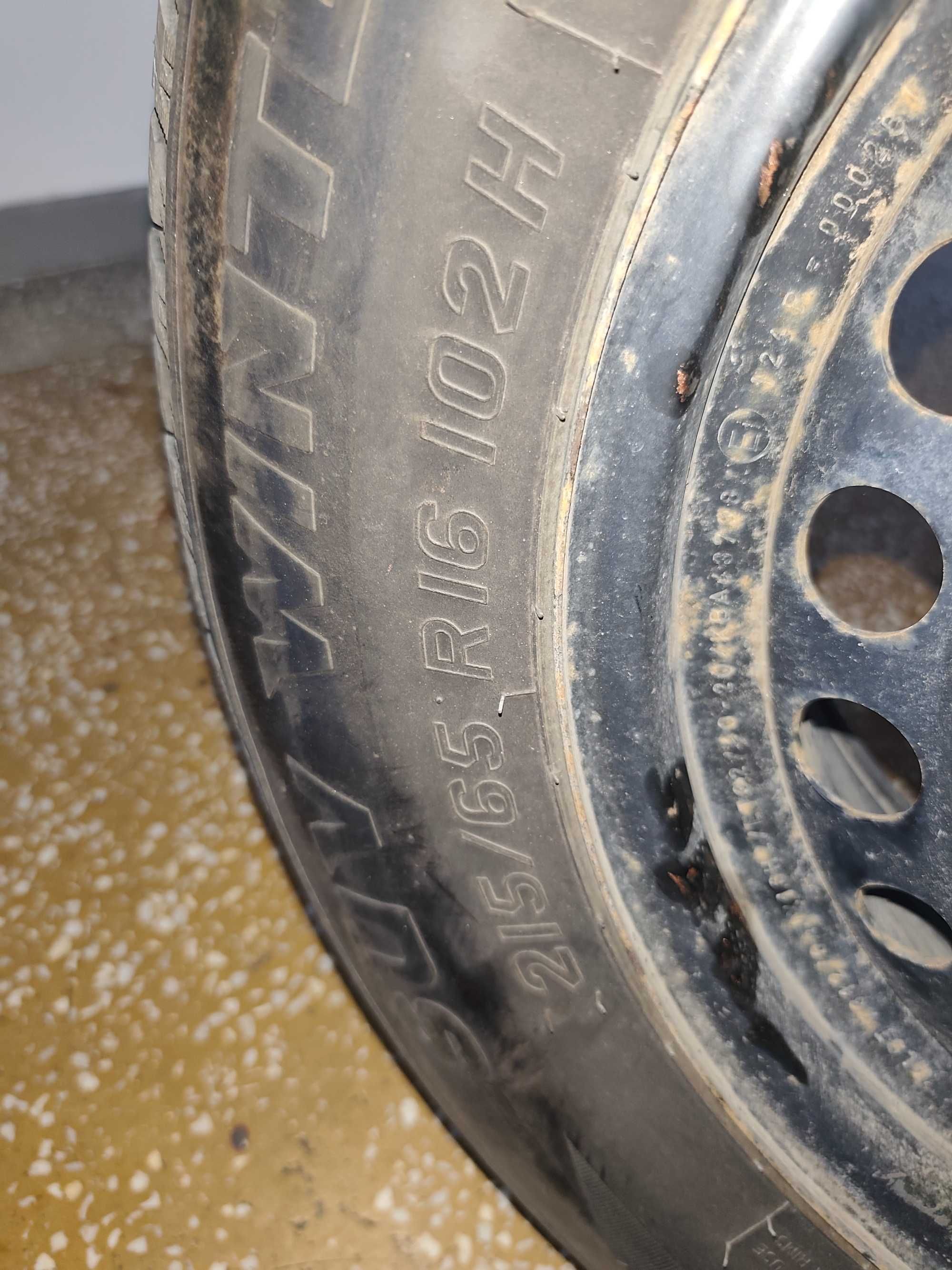 Vând anvelope de iarnă 215/65 R16 cu jante de oțel