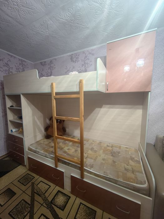 Продам мебель в детскую комнату ( двухярусная кровать, стенка)