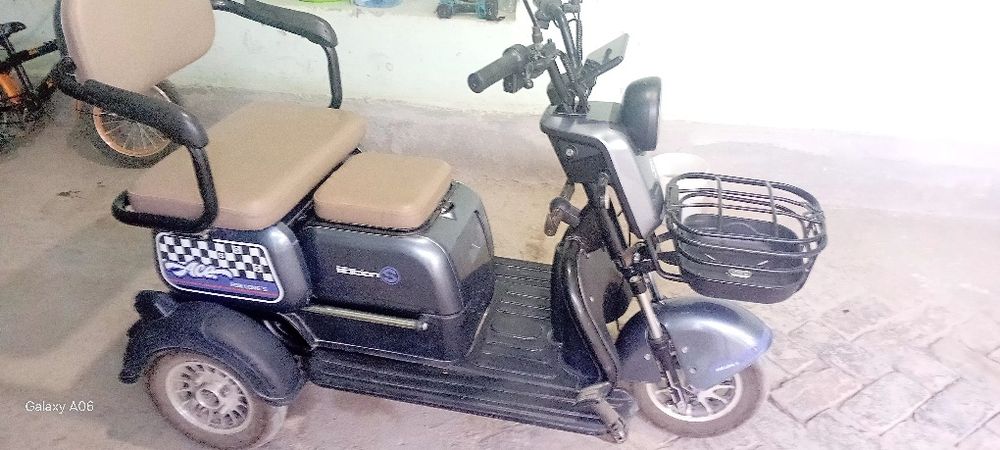 Скутер сотилади.