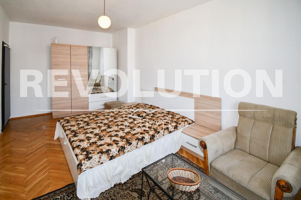 Дава се под наем Тристаен апартамент в София, Център - 105 кв.м за 613 € - Снимка #1