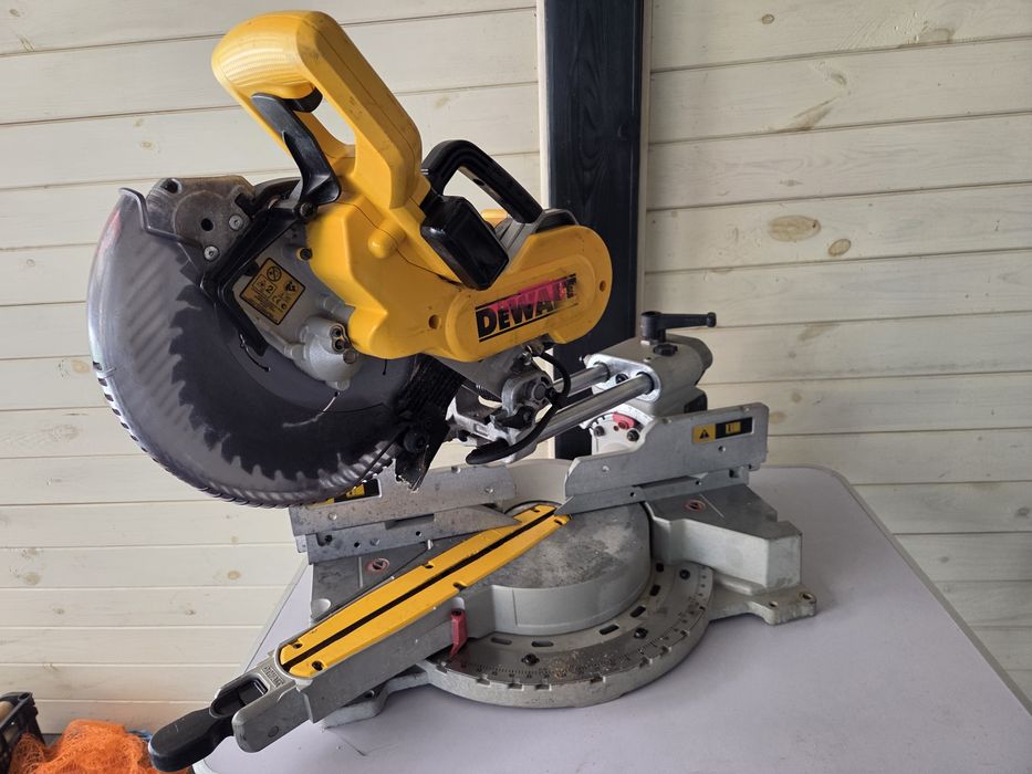 Circular cu masa reglabila la unghi DeWalt DW717XPS QS