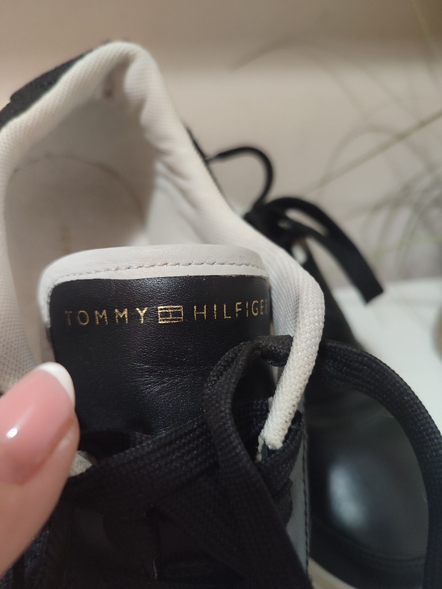 Черни сникърси на Tommy Hilfiger