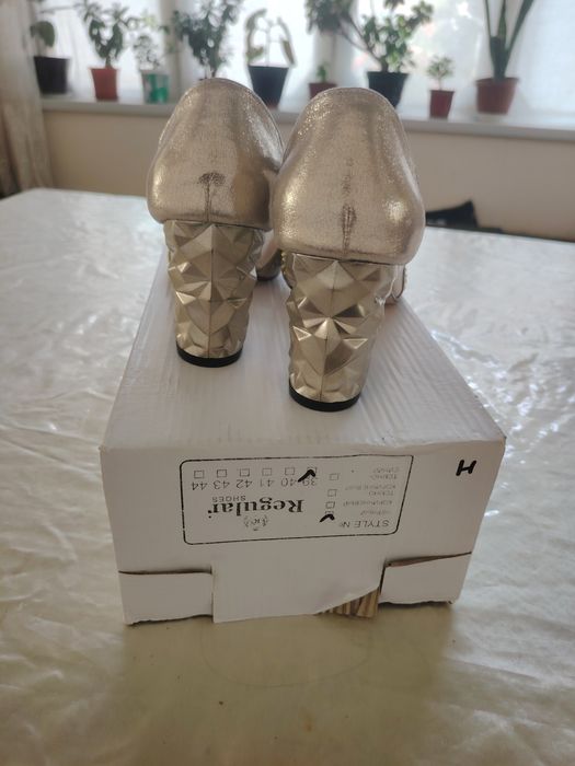 Poshnali tufli sotiladi