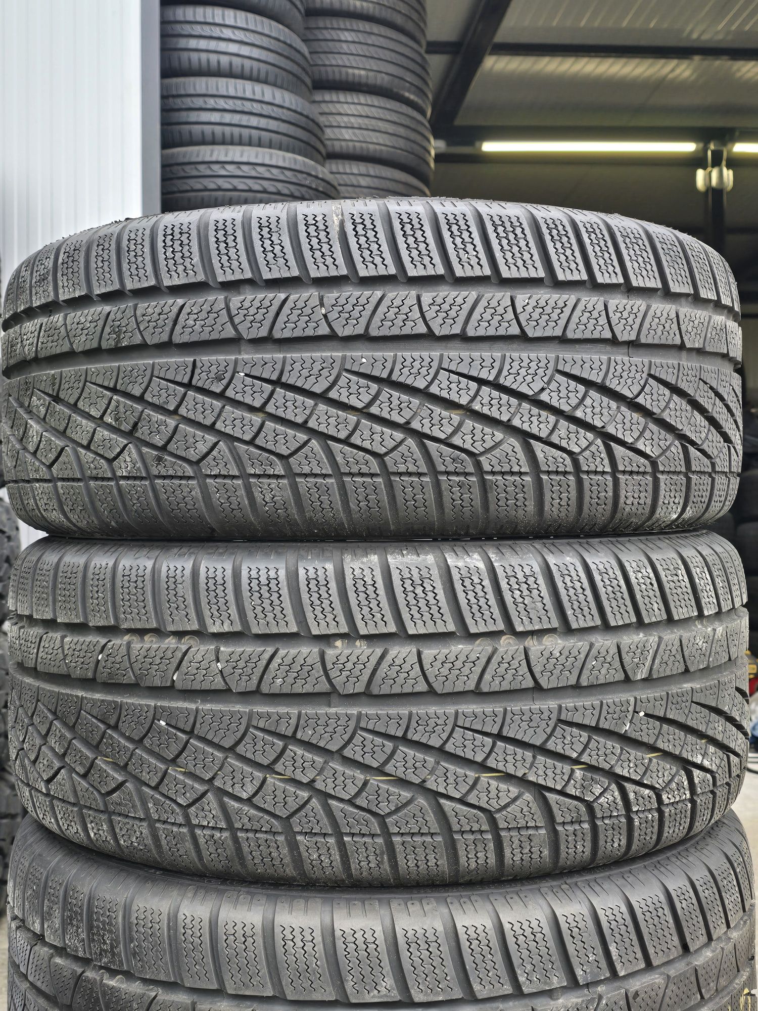 4 Броя 235/45/17 Pirelli 2x8mm 2x7mm