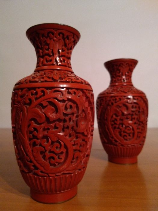 Vaze Asiatice din Cinnabar Rosu Sculptat – Piese Deosebite