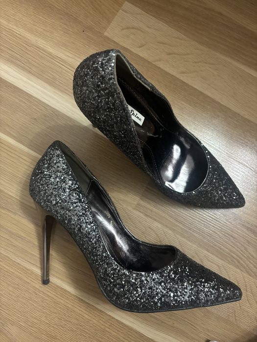 Pantofi cu toc cu sclipici