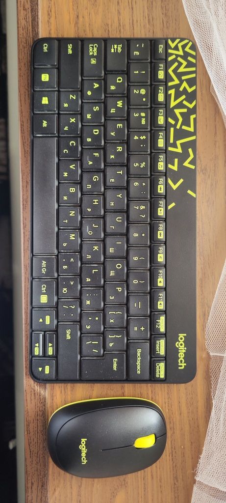 Безпроводная клавиатура с мышкой